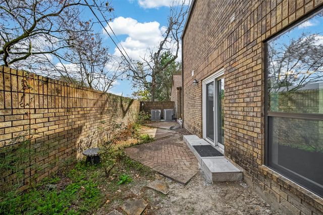 16 Town Oaks Place, Bellaire, TX 77401