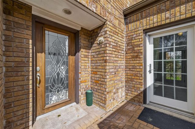 16 Town Oaks Place, Bellaire, TX 77401