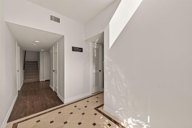 16 Town Oaks Place, Bellaire, TX 77401