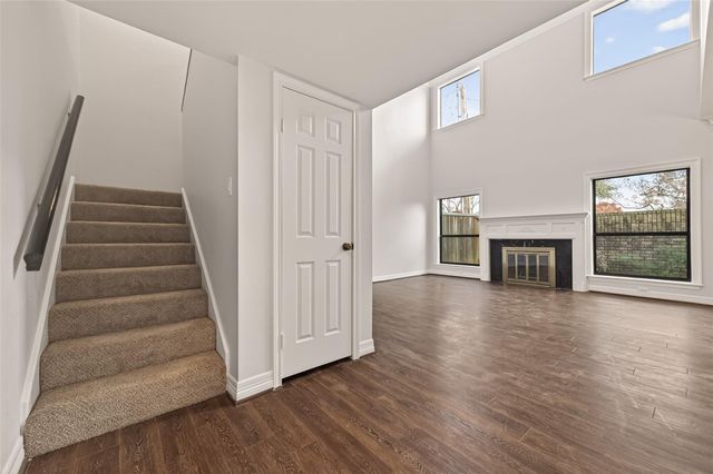 16 Town Oaks Place, Bellaire, TX 77401