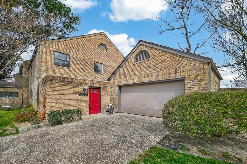 16 Town Oaks Place, Bellaire, TX 77401