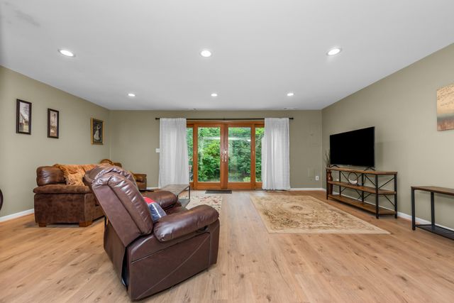 605 Watersedge Drive, Ann Arbor, MI 48105