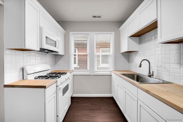 3304 Clairmount Street, Detroit, MI 48206