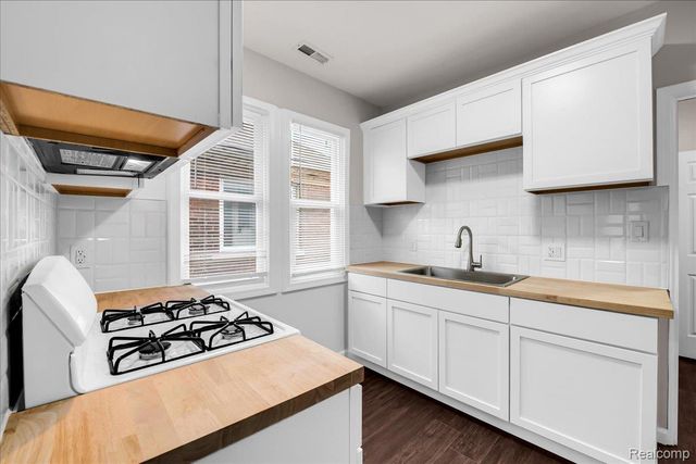 3304 Clairmount Street, Detroit, MI 48206