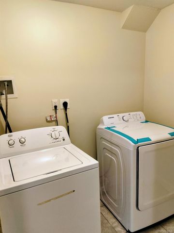 53 Juniper B, Port Washington, NY 11050