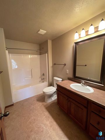 3520 W 91st Pl Place, Sioux Falls, SD 57108