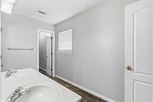 800 Crest Ridge Drive, Irving, TX 75061