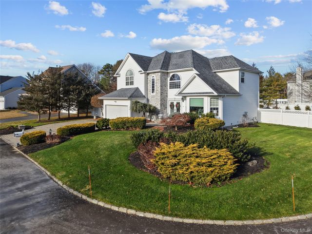 2 Mayflower Lane, Holtsville, NY 11742