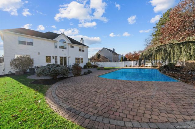 2 Mayflower Lane, Holtsville, NY 11742