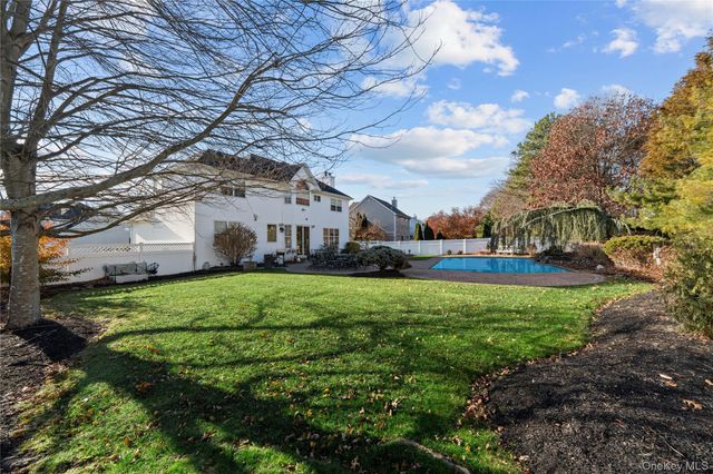 2 Mayflower Lane, Holtsville, NY 11742