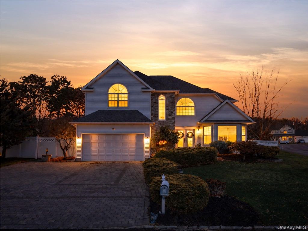 2 Mayflower Lane, Holtsville, NY 11742