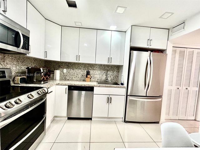 9500 W Bay Harbor Dr 2G, Bay Harbor Islands, FL 33154