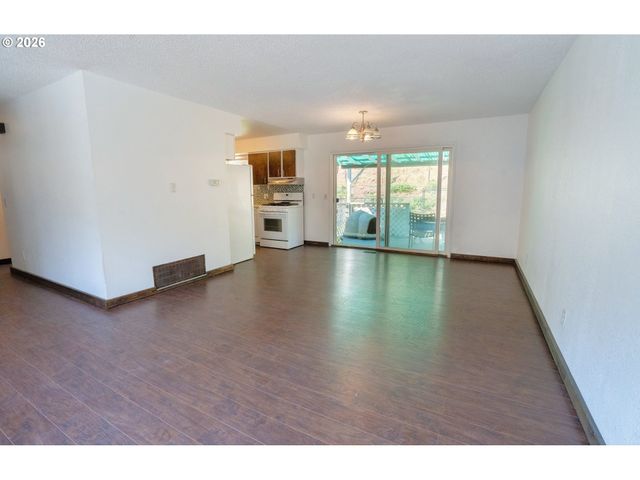 3902 S MYRTLE Rd, Myrtle Creek, OR 97457