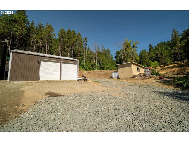 3902 S MYRTLE Rd, Myrtle Creek, OR 97457