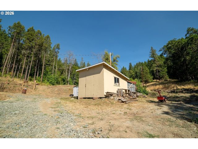 3902 S MYRTLE Rd, Myrtle Creek, OR 97457