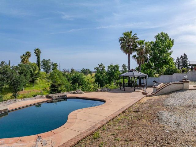 871 Santa Cruz Drive, Redding, CA 96003