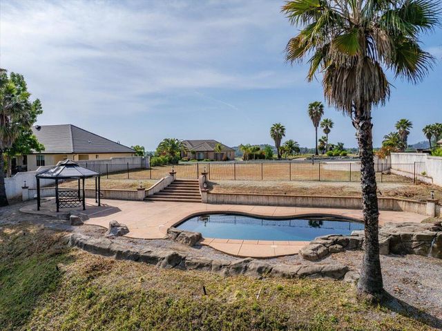 871 Santa Cruz Drive, Redding, CA 96003