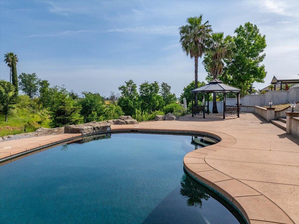 871 Santa Cruz Drive, Redding, CA 96003