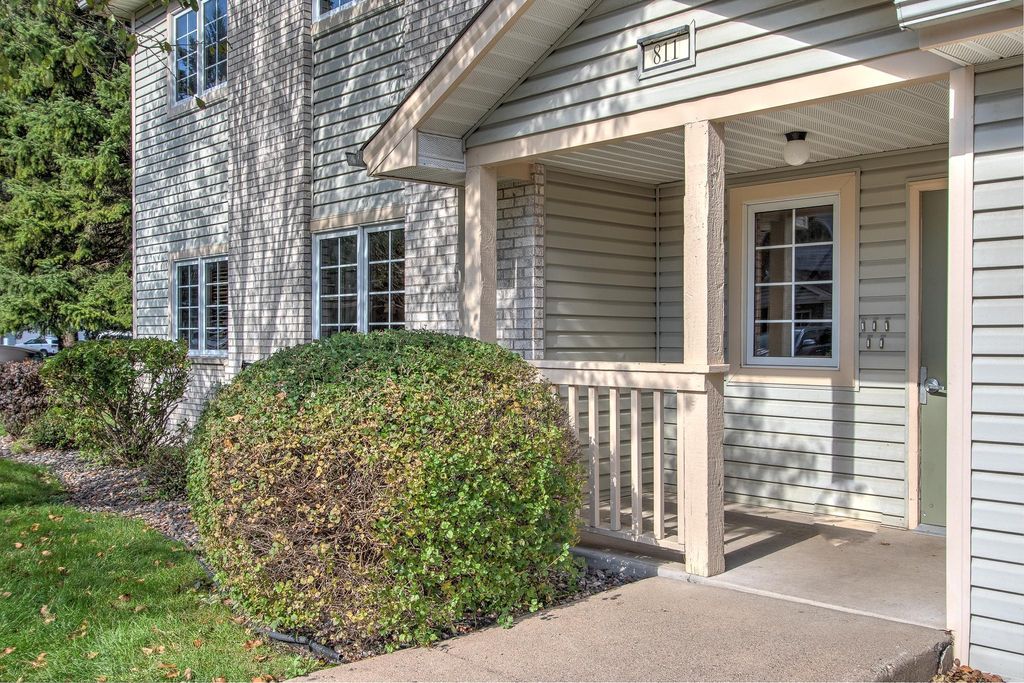 811 98th Avenue NW 101, Coon Rapids, MN 55433