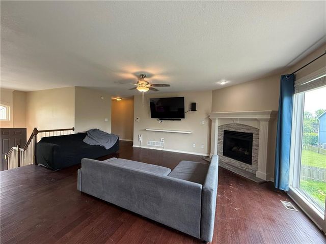 1052 Wyndham Drive, Lansing, KS 66043
