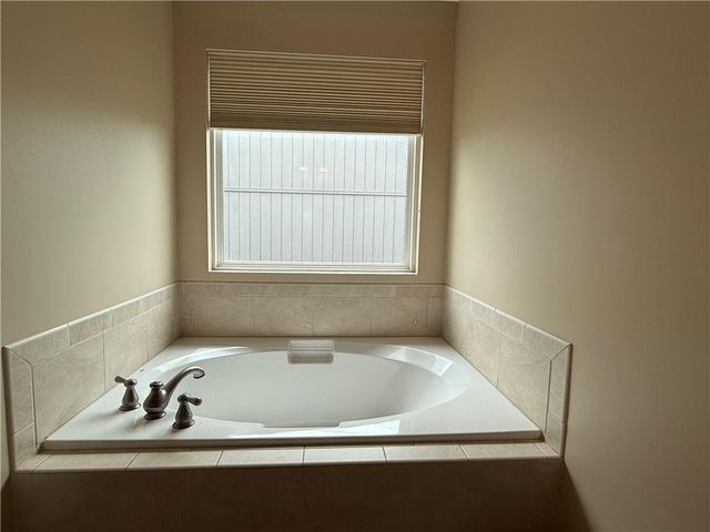 1052 Wyndham Drive, Lansing, KS 66043