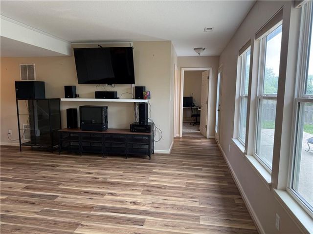 1052 Wyndham Drive, Lansing, KS 66043
