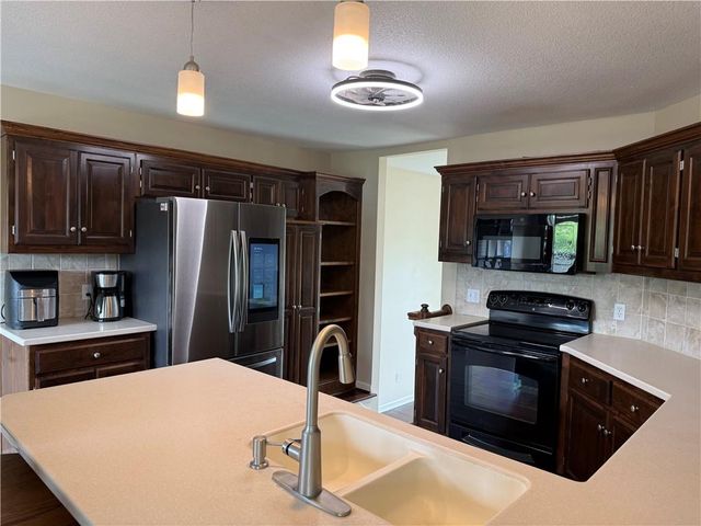 1052 Wyndham Drive, Lansing, KS 66043