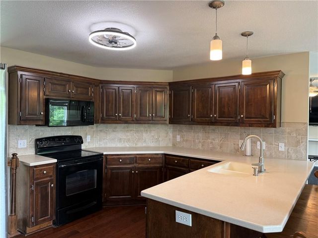 1052 Wyndham Drive, Lansing, KS 66043