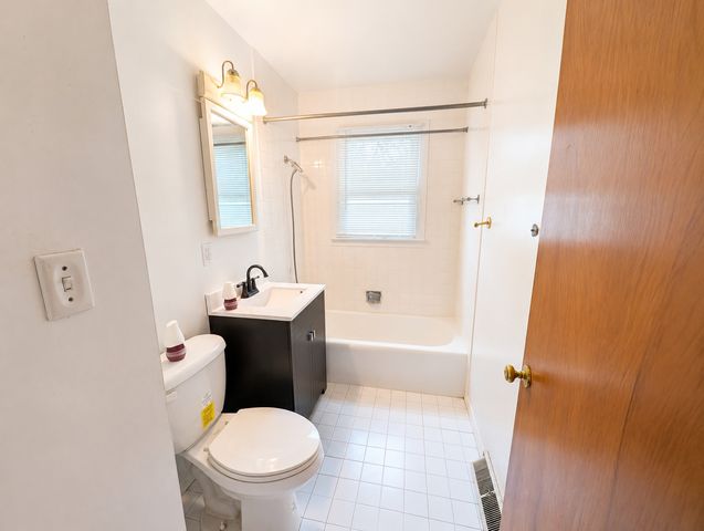 231 River Drive, Dekalb, IL 60115