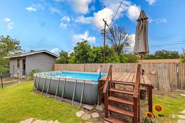 211 Murphy Avenue, Sonora, TX 76950