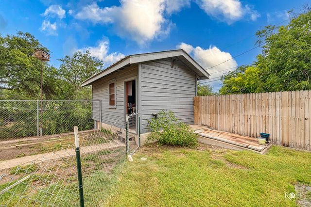 211 Murphy Avenue, Sonora, TX 76950