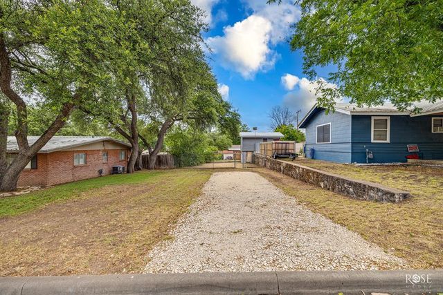 211 Murphy Avenue, Sonora, TX 76950