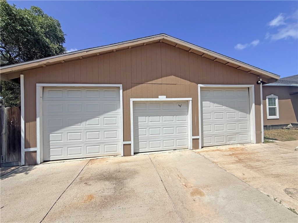 129 S Verne St, Rockport, TX 78382 — photo 3