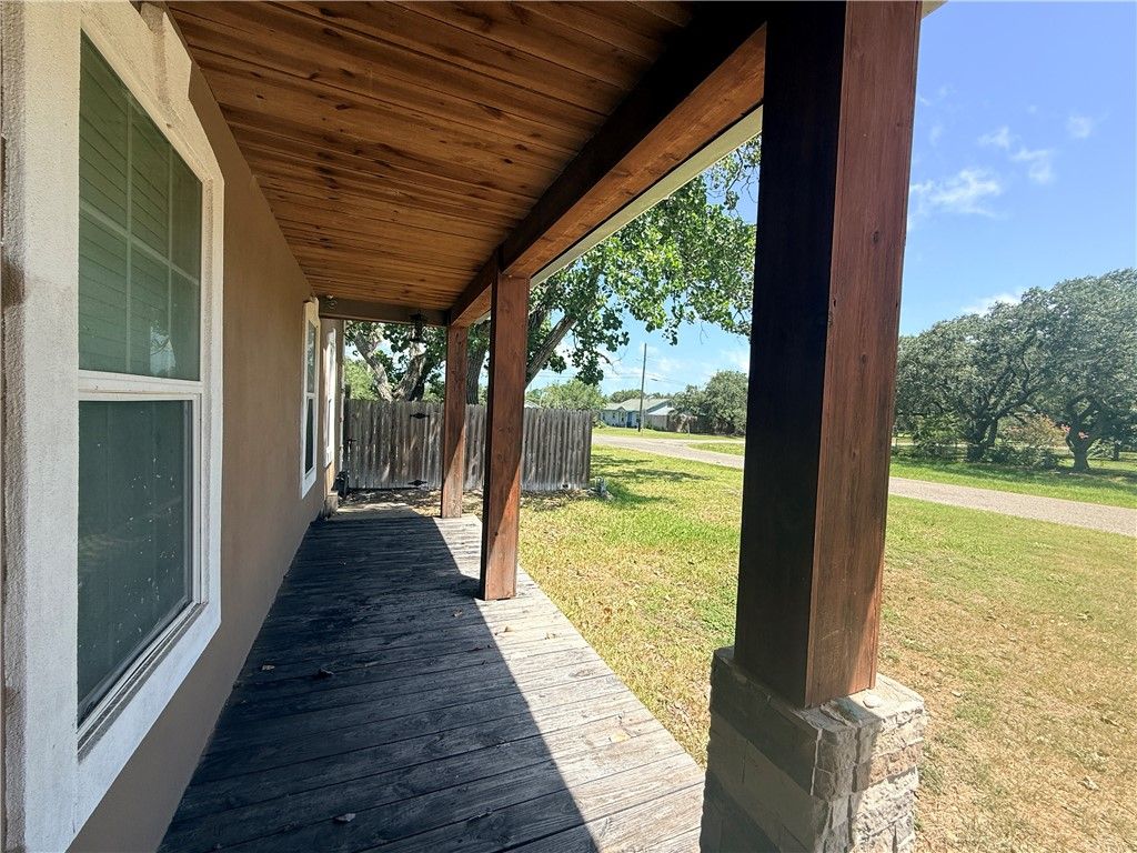 129 S Verne St, Rockport, TX 78382 — photo 4