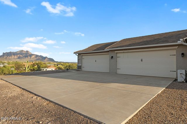 203 E SADDLE BUTTE Street, Apache Junction, AZ 85119