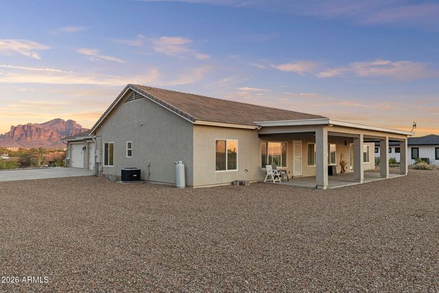 203 E SADDLE BUTTE Street, Apache Junction, AZ 85119