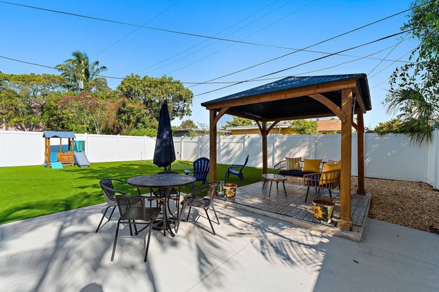 423 Avenida Alegre, West Palm Beach, FL 33405