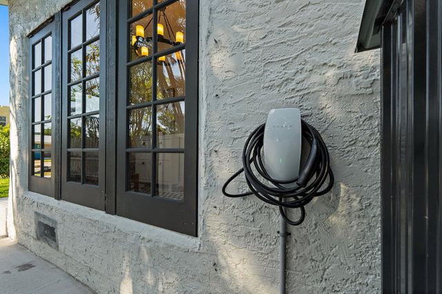 423 Avenida Alegre, West Palm Beach, FL 33405