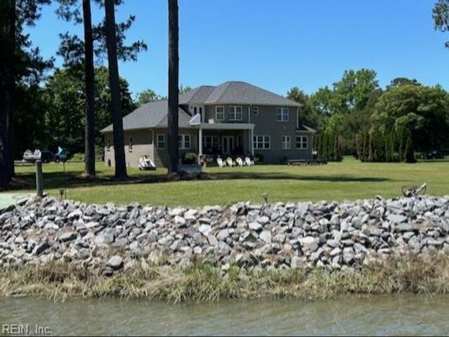 558 Seaford LN, Mathews, VA 23109