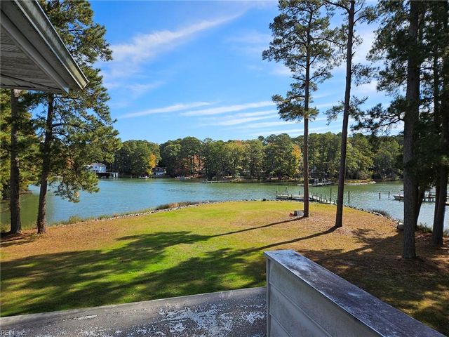 558 Seaford LN, Mathews, VA 23109