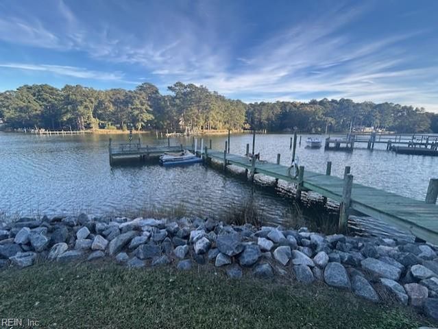 558 Seaford LN, Mathews, VA 23109
