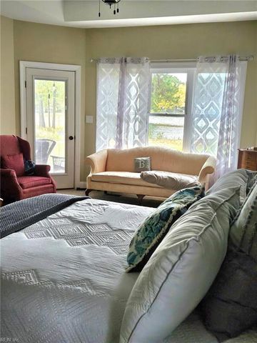 558 Seaford LN, Mathews, VA 23109