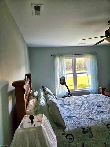 558 Seaford LN, Mathews, VA 23109