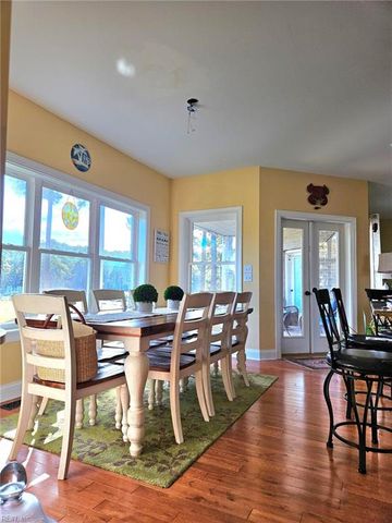 558 Seaford LN, Mathews, VA 23109