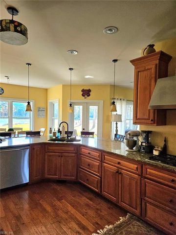 558 Seaford LN, Mathews, VA 23109