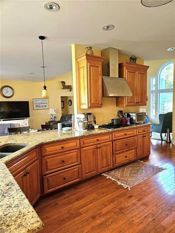 558 Seaford LN, Mathews, VA 23109