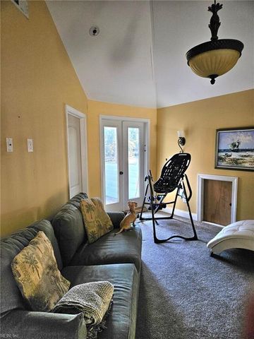 558 Seaford LN, Mathews, VA 23109