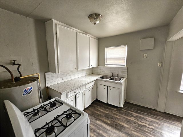 1135 5th Avenue N, Texas City, TX 77590