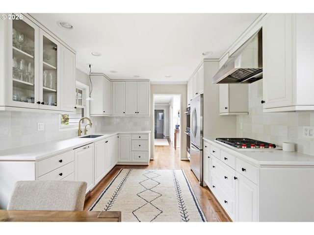 10465 Sw HAWTHORNE Ln, Portland, OR 97225