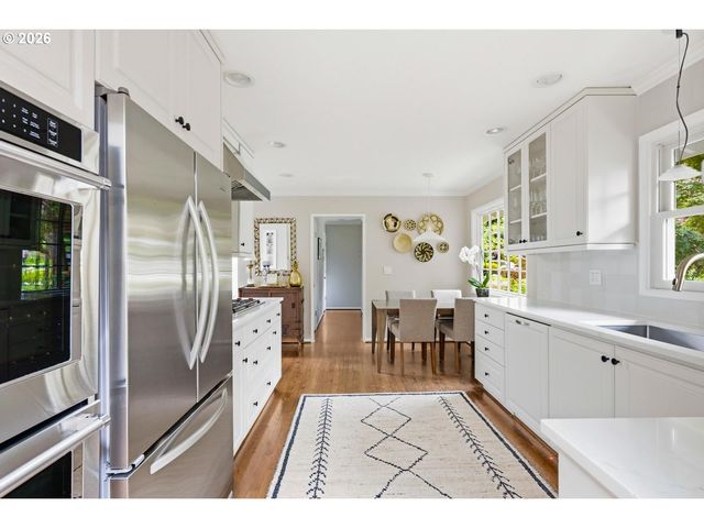 10465 Sw HAWTHORNE Ln, Portland, OR 97225